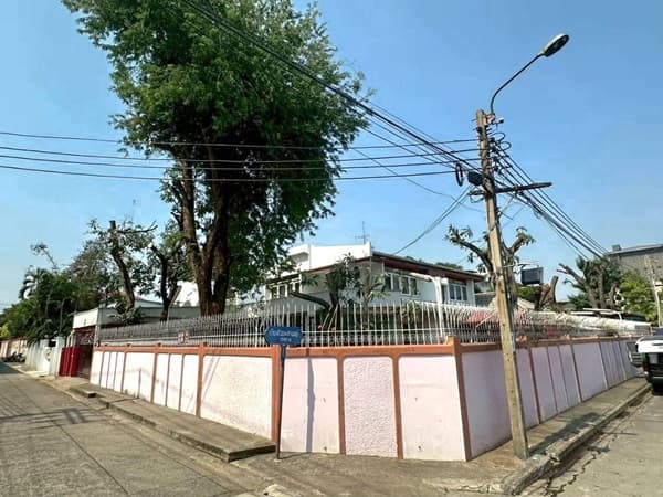 สินทรัพย์ศักยภาพสูง ทำเลทองสุขุมวิท ขายด่วน ! บ้านพร้อมที่ดินแปลงสวย ทำเลทองสุขุมวิท 64 แปลงหัวมุม สังคมบ้านหลังใหญ่ เข้ 3