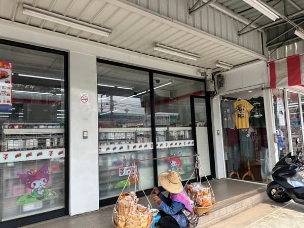 ขายตึก 3.5 ชั้น พร้อมผู้เช่า ตรงข้าม รร.เซนต์โยเซฟ ทำเลทองแบริ่ง (7-11) ซื้อแล้วรับรายได้ค่าเช่าต่อได้ทันที โทร 092-8309 6