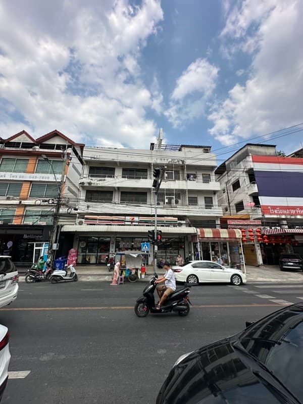 ขายตึก 3.5 ชั้น พร้อมผู้เช่า ตรงข้าม รร.เซนต์โยเซฟ ทำเลทองแบริ่ง (7-11) ซื้อแล้วรับรายได้ค่าเช่าต่อได้ทันที โทร 092-8309 3