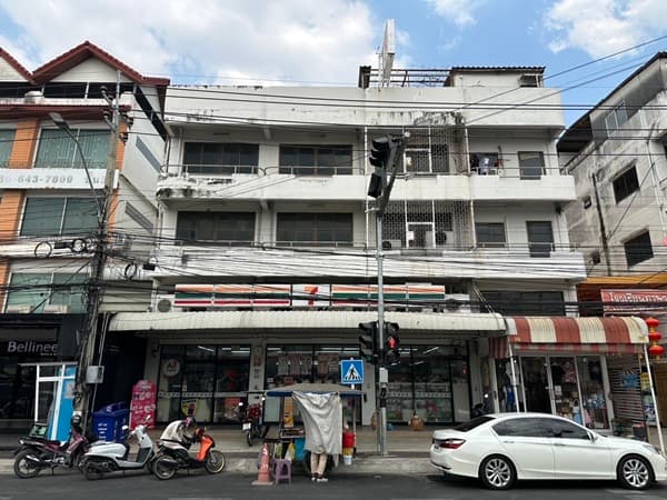 ขายตึก 3.5 ชั้น พร้อมผู้เช่า ตรงข้าม รร.เซนต์โยเซฟ ทำเลทองแบริ่ง (7-11) ซื้อแล้วรับรายได้ค่าเช่าต่อได้ทันที โทร 092-8309 4