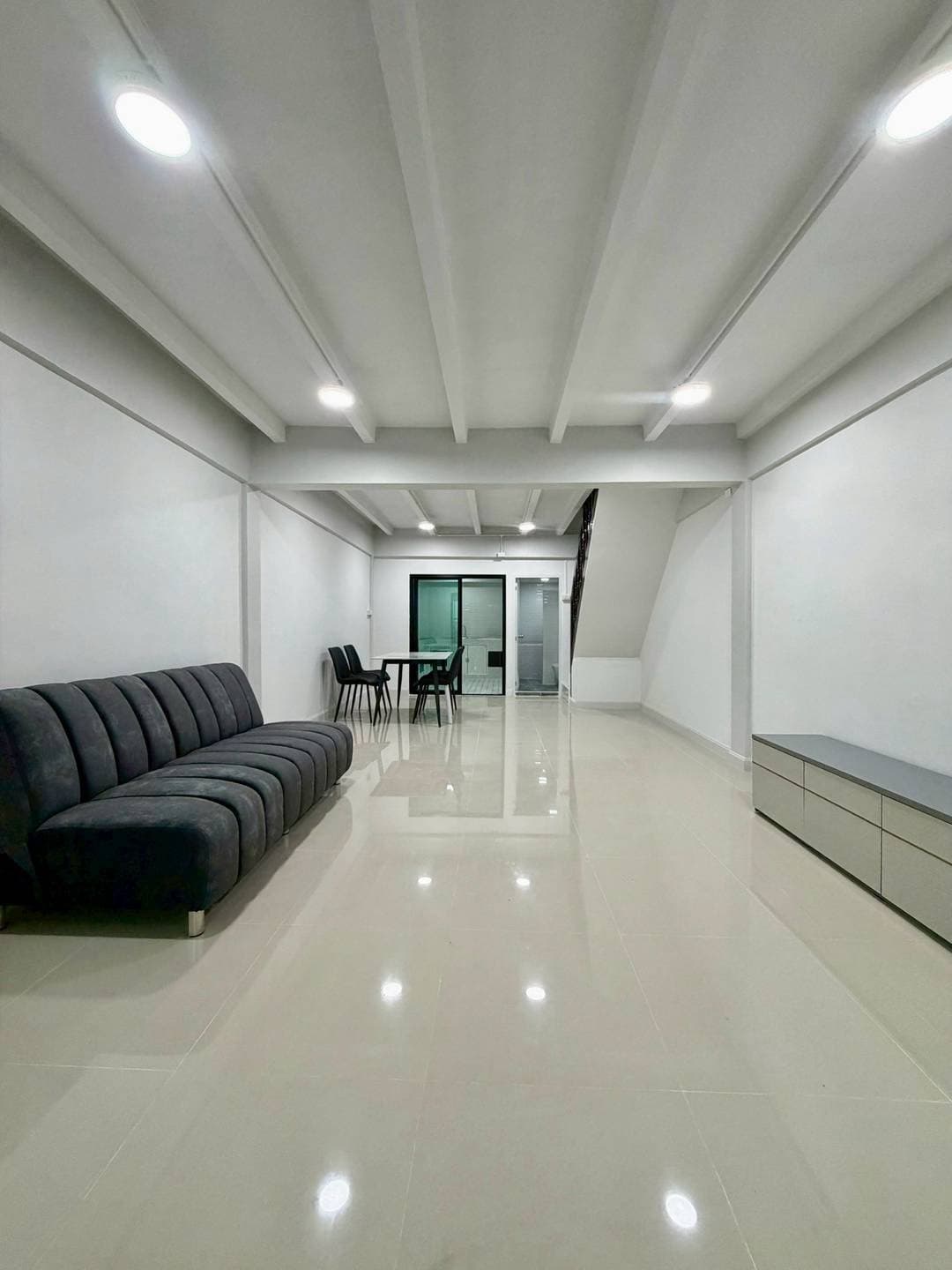 หมู่บ้านทรายทองนิเวศน์ ใกล้ห้าแยกปากเกร็ด ทาวน์เฮาส์ 2 ชั้นตกแต่งใหม่พร้อมอยู่ ทำเลดี ใกล้ห้าแยกปากเกร็ด