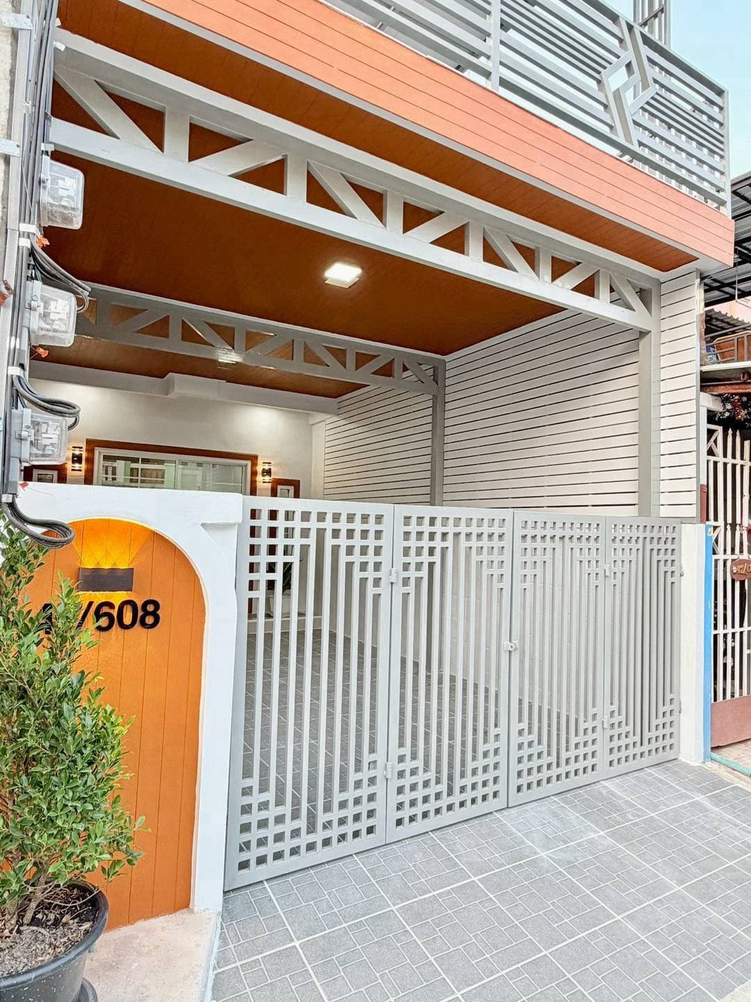 หมู่บ้านร่มเงาไม้ ถนนวัดลาดปลาดุก ทาวน์เฮ้าส์ 2 ชั้น มีระเบียงด้านหน้ารับลม ตกแต่งใหม่พร้อมอยู่ 3