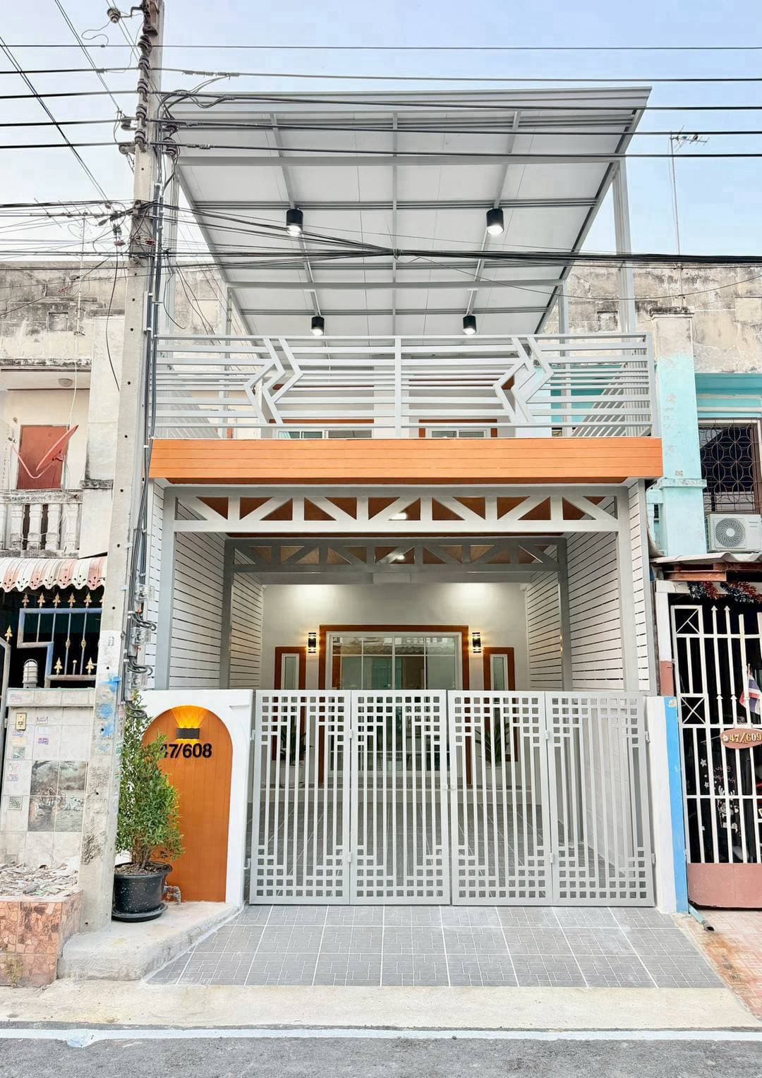 หมู่บ้านร่มเงาไม้ ถนนวัดลาดปลาดุก ทาวน์เฮ้าส์ 2 ชั้น มีระเบียงด้านหน้ารับลม ตกแต่งใหม่พร้อมอยู่ 2