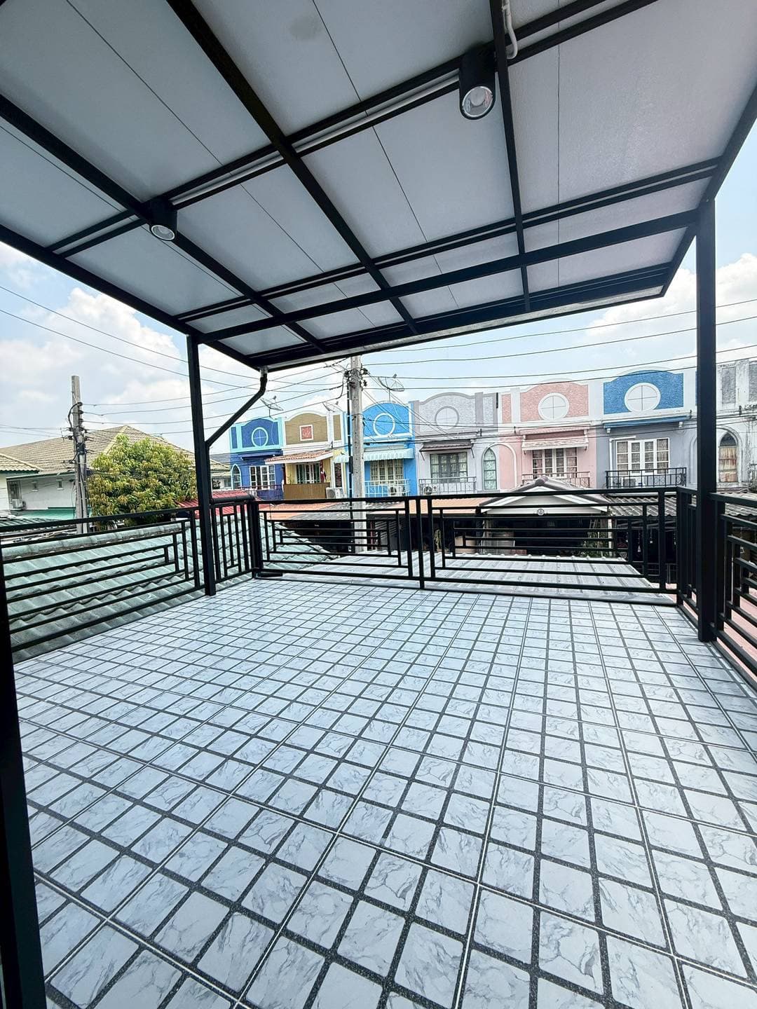 หมู่บ้านสิรารมย์ บ้านกล้วย-ไทรน้อย บางบัวทอง ทาวน์เฮาส์ 2 ชั้น ตกแต่งใหม่พร้อมอยู่ มีระเบียงด้านหน้า โครงการของแลนด์&เ 6