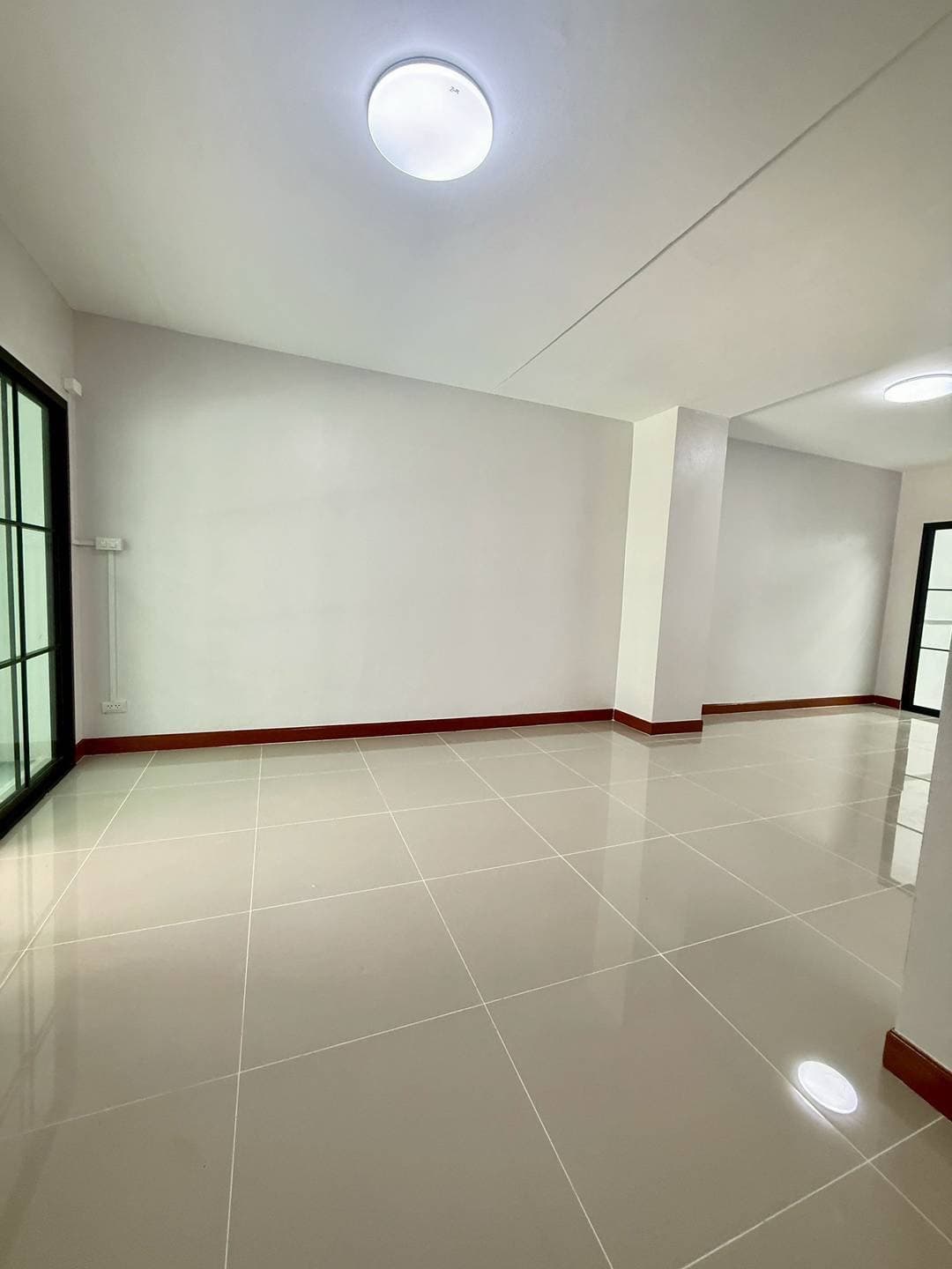 หมู่บ้านสิรารมย์ บ้านกล้วย-ไทรน้อย บางบัวทอง ทาวน์เฮาส์ 2 ชั้น ตกแต่งใหม่พร้อมอยู่ มีระเบียงด้านหน้า โครงการของแลนด์&เ