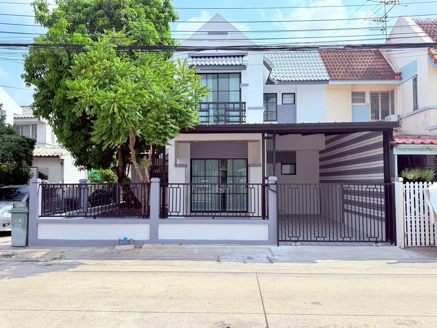 ขายทาวน์เฮาส์ 2 ชั้น หลังมุม หมู่บ้านพูนสินธานี 3 (ซอยเคหะร่มเกล้า 64) เนื้อที่ใหญ่พิเศษ 30.4 ตร.ว. ตกแต่งรีโนเวทใหม่เอ 4