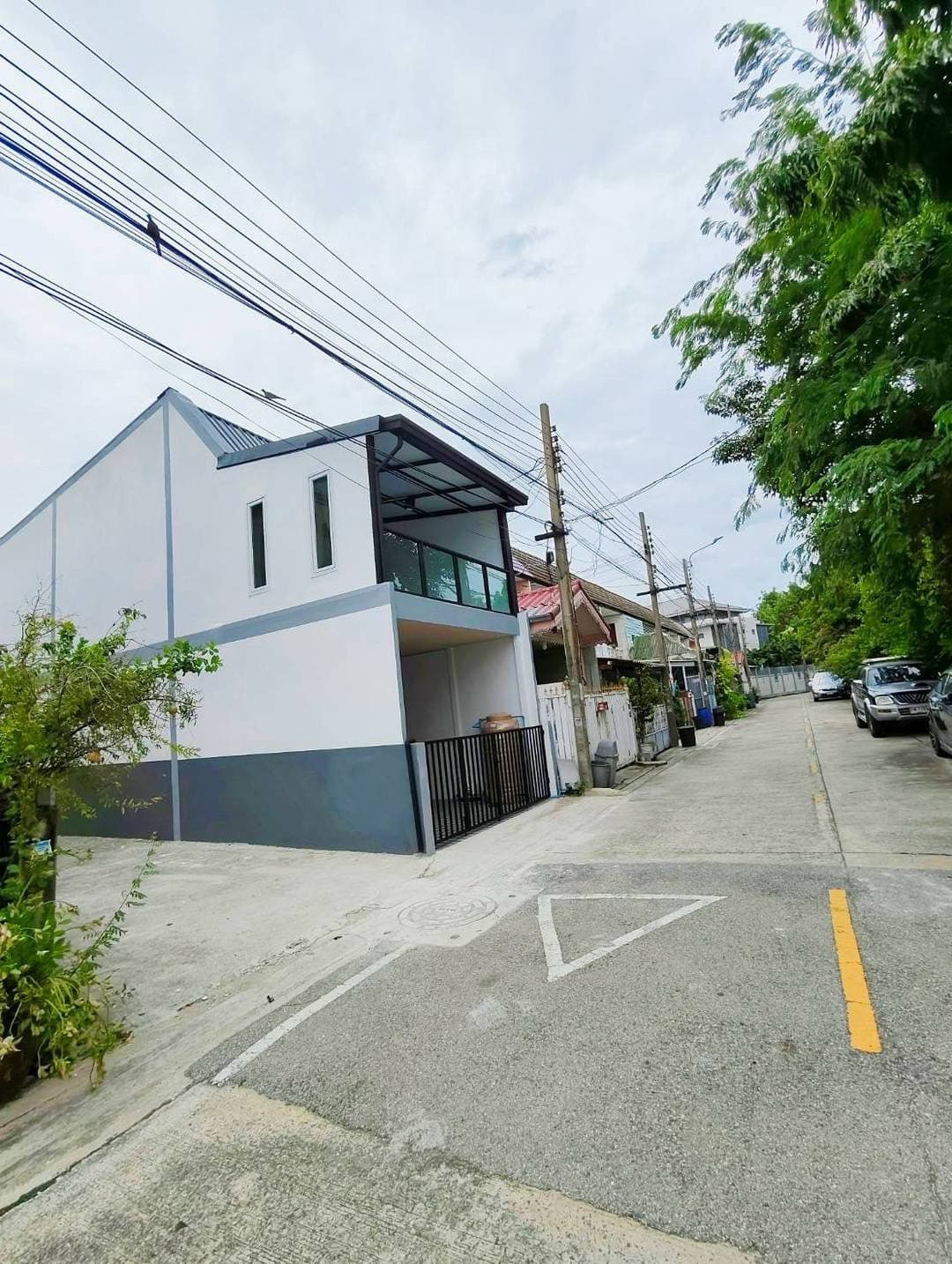 หมู่บ้านทรายทองนิเวศน์ ใกล้ห้าแยกปากเกร็ด ทาวน์เฮาส์ 2 ชั้น หลังมุม ตกแต่งใหม่พร้อมอยู่ ทำเลดี 3