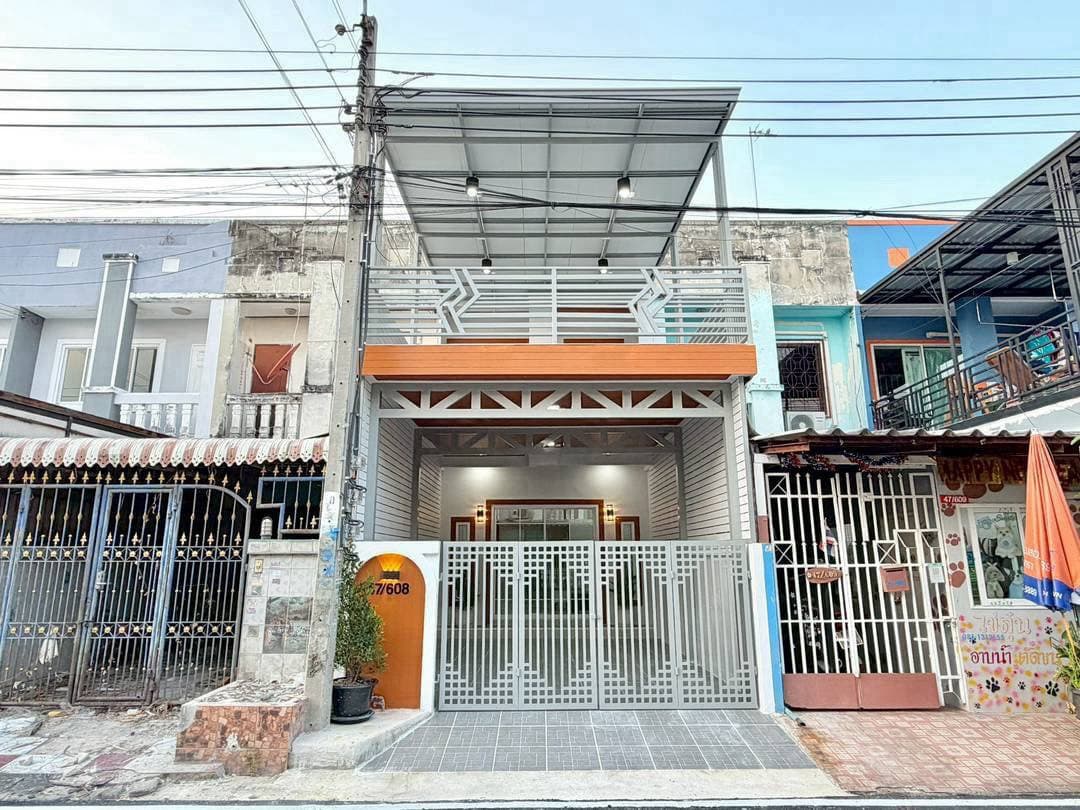 หมู่บ้านร่มเงาไม้ ถนนวัดลาดปลาดุก ทาวน์เฮ้าส์ 2 ชั้น มีระเบียงด้านหน้ารับลม ตกแต่งใหม่พร้อมอยู่ 4