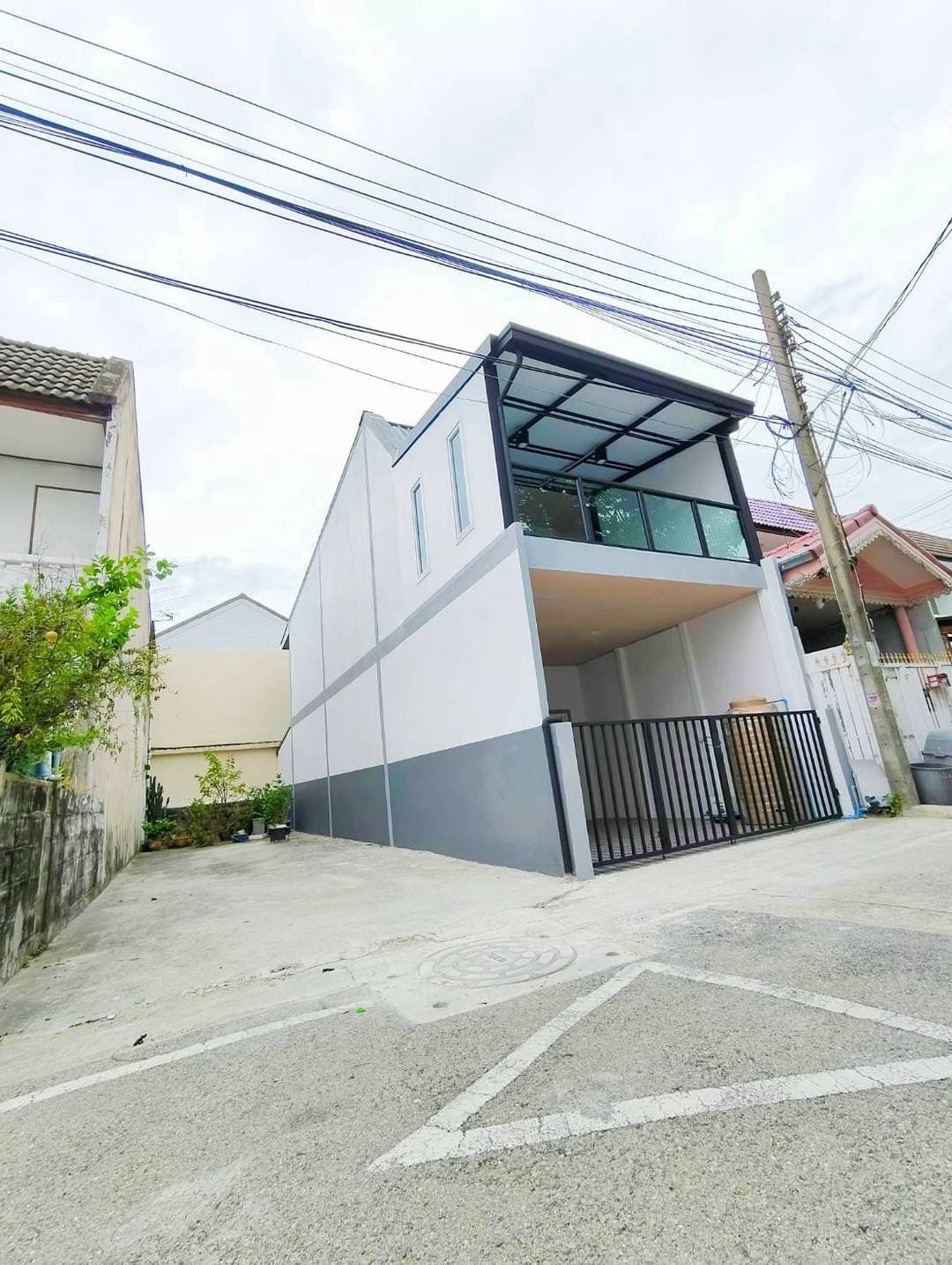 หมู่บ้านทรายทองนิเวศน์ ใกล้ห้าแยกปากเกร็ด ทาวน์เฮาส์ 2 ชั้น หลังมุม ตกแต่งใหม่พร้อมอยู่ ทำเลดี 4